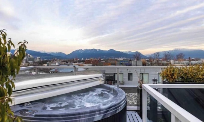 Mount Pleasant Apartment | Penthouse: Private roof top & hot tub. King Bed