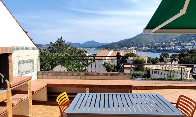 Llanca Apartment | Penthouse, terrace 45 m2 with barbecue and a postcard in front of the eyes!