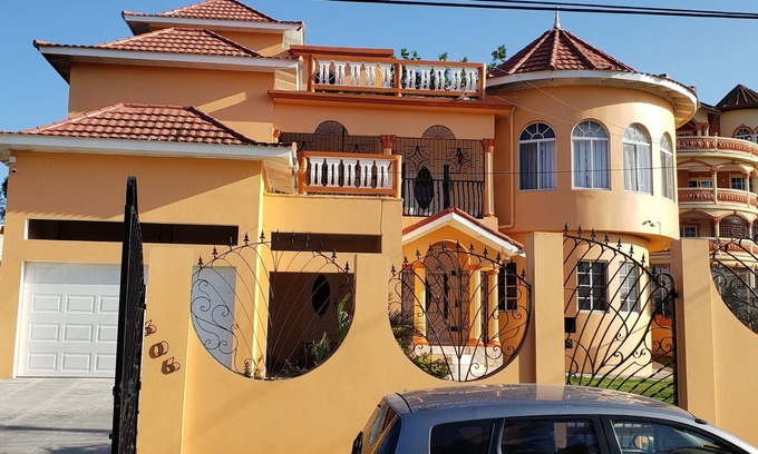 West Gate Hills House | PENTHOUSE VIEW AND FLATS VACATION HOME (#1)