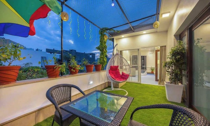 Gurugram Apartment | Penthouse w/Jacuzzi/steam bath &foot massage