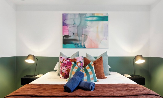 East Perth Apartment | Penthouse with Skyline Vistas & Amazing Night Views