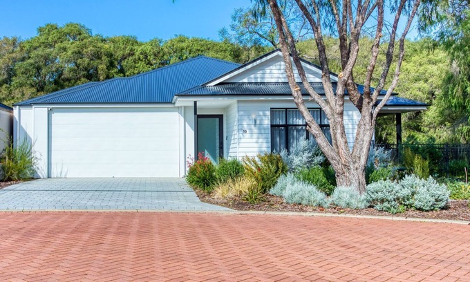 Abbey House | Peppermint Breeze – A Luxurious Retreat Surrounded by Nature