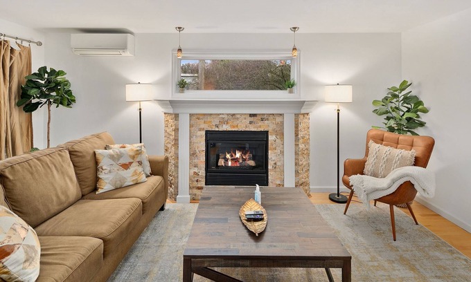 Magnolia House | Perch - Magnolia Manor: Cozy 3bd Family Retreat