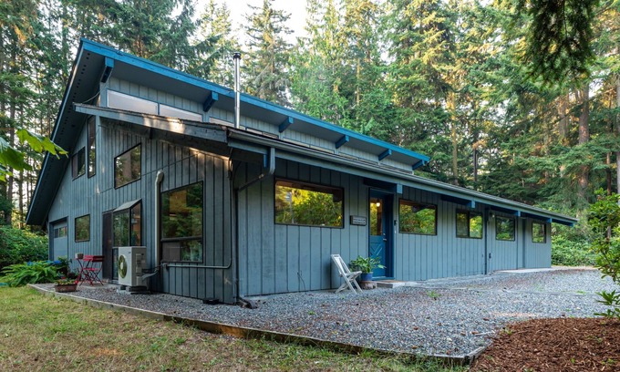 Coupeville House | Perch - Rhododendron Loft: Cozy Getaway, Historic Reserve!