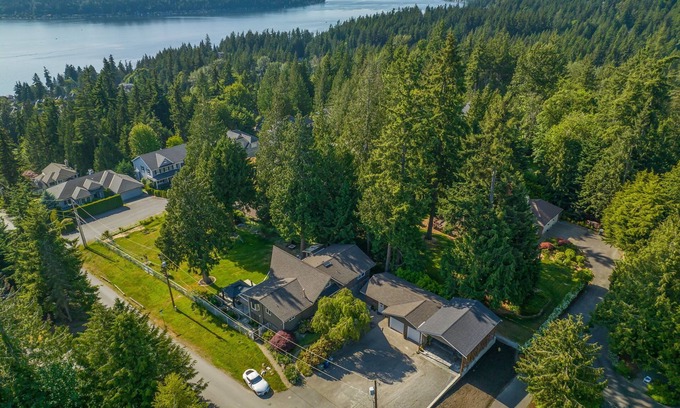 Inglewood House | Perch - Sammamish Cottage: Fully remodeled 2 bedrooms suite w/yard
