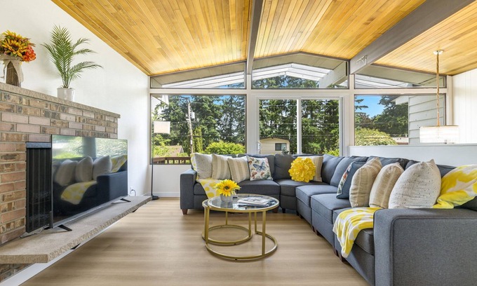 Newport House | Perch - Sunny 4BR Retreat – Family-Friendly Comfort