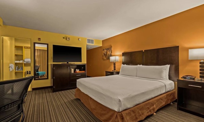 Western Honolulu House | Perfect Airport Location with Free Shuttle | Standard Room with 1 King Bed