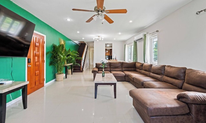 Gambier House | Perfect Alarm Protected Townhouse Near Beach 🏝 & Airport ✈️!