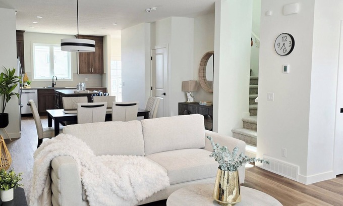 Calgary House | Perfect Calgary Getaway - Bnew n3BR House in Northwest