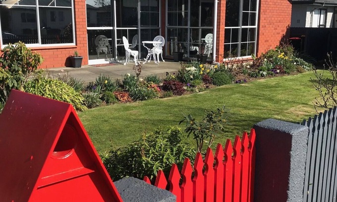 Invercargill House | Perfect city living 700m to the centre and 50m to the beautiful Queens Park .