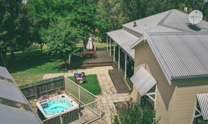 Nungurner House | Perfect Family & Group Getaway: Hot Tub, Pizza Oven, Games Room, Pet-Friendly