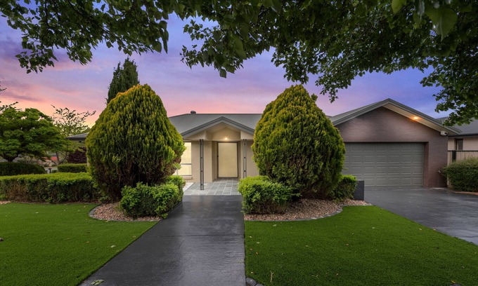 Amaroo House | Perfect Family Home! EV Charger, Wifi, Netflix