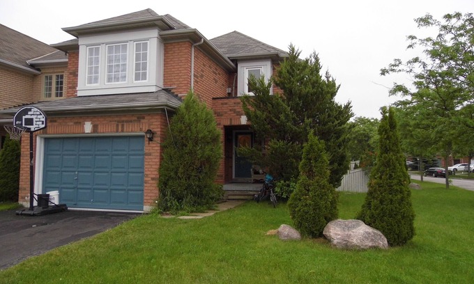 Aurora House | Perfect Family Vacation Home in Greater Toronto for Tourist Vacation Short Term
