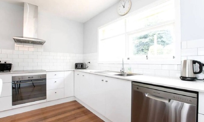 Newstead House | Perfect for Families & Groups: Views & Wi-Fi