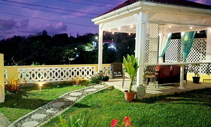 Charlotte Apartment | Perfect getaway with amazing sunsets, 5 min walk from the Beach. Pet friendly!