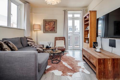Brompton & Hans Town Apartment | Perfect Location 2 Bed South Kensington Knightsbridge Chelsea with AC