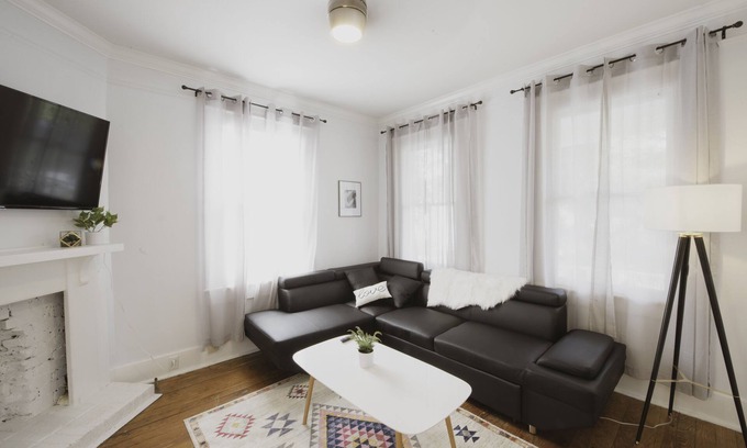 Metropolitan House | Perfect place for family vacations in the fashionable and fun Starland District!