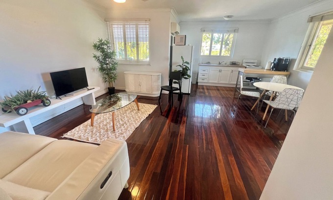 Paddington Apartment | Perfect Position in Paddington walk to Suncorp Restaurants Train and city cat