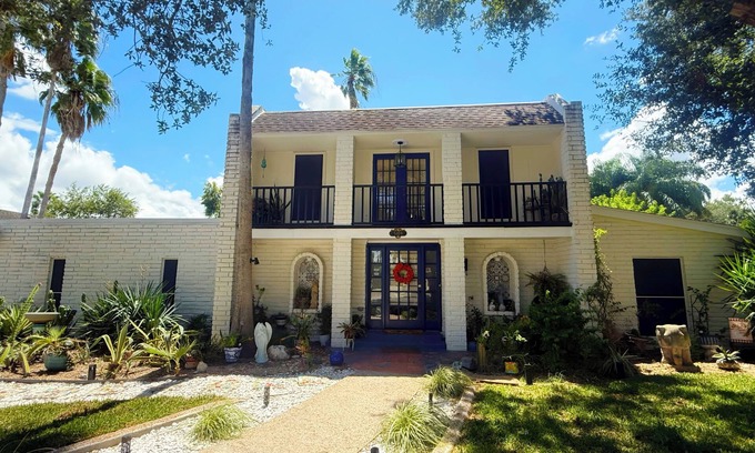 Palm Valley House | Perfect & Private - 2 lg bedrooms, huge kitchen, hot-tub & more "Summer Special"