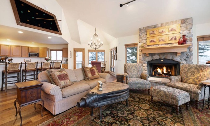 Edwards House | Perfect Ski Home in Gated Arrowhead 4bd 3 ba, 2 ga + pool & ht tub, ski shuttle