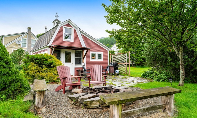 South Pomfret House | Perfect Vermont guesthouse getaway with mountain views & firepit - walk to lifts