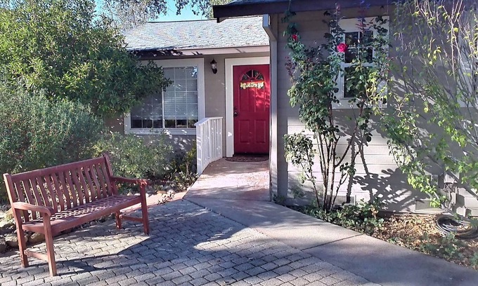 Murphys Condo | *Perfect Walking Distance Location To Downtown Murphy's*