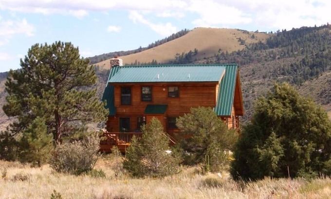 Salida Cabin | Perfectly located Colorado Mountain Log Home Near Skiing, Rafting, Everything!