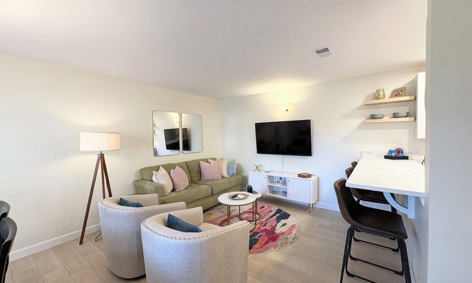 Clemson Condo | Perfectly located, newly renovated, charming 3 bedroom condo - 1 mi from campus