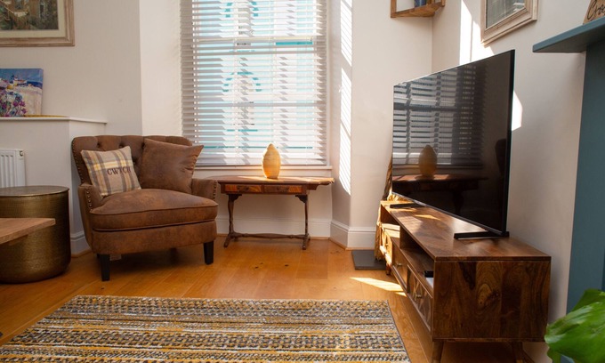 Cardigan Apartment | Period town house apartment on Cardigan High Street - Independent shops, cafés, bars & restaurants