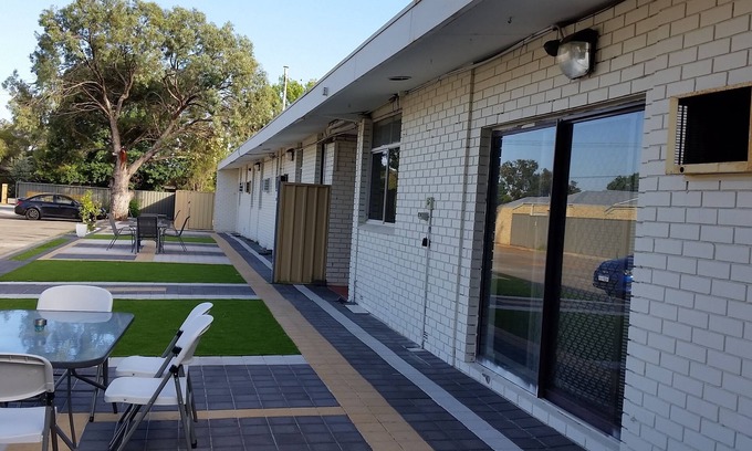 Thornlie Hotel | Perth City Motel
