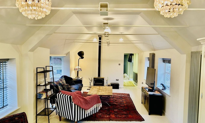 Maidstone Cottage | Pet friendly 2 bed cottage - Hot tub, log burner and gardens in countryside