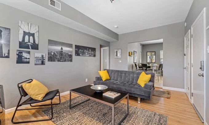 Meridian-Kessler Apartment | Pet Friendly 2BR Convenient to Stadium & Downtown