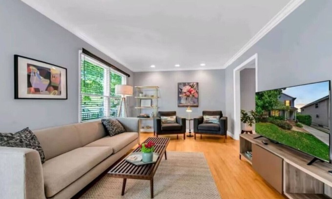 Drayton Plains Apartment | Pet Friendly 3 BR with Yard & Garage Near Beaumont