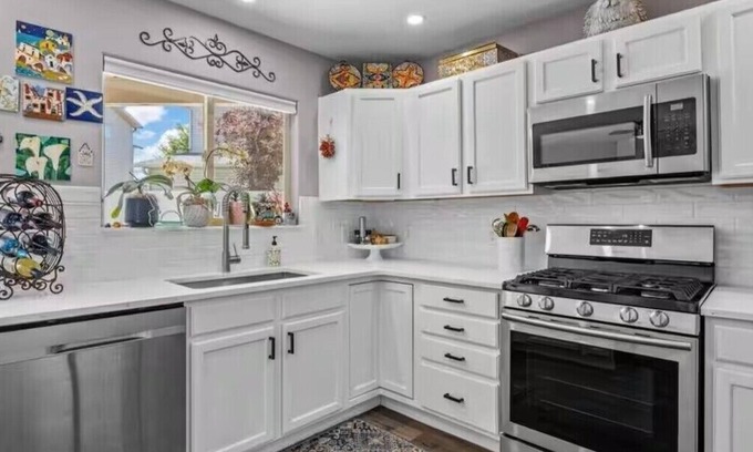 Grand Junction House | Pet friendly, 4b 3b house with AC, workspace, Wi-Fi, fitness room & playground