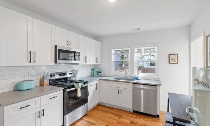 Downtown House | Pet Friendly Bart Street Aerie