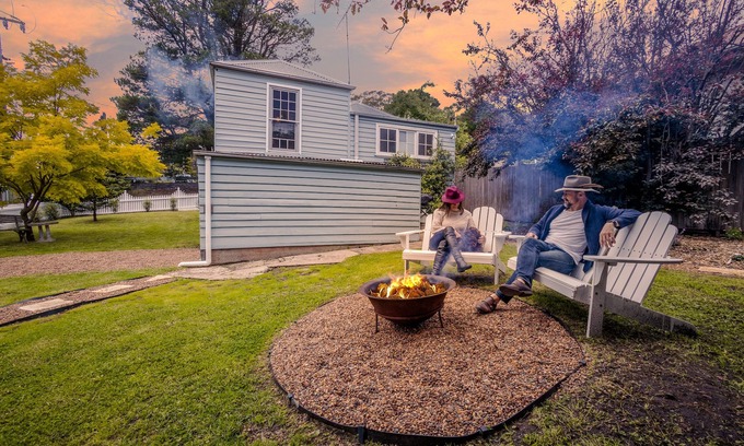 Mount Victoria Cottage | Pet-Friendly Blue Mountains Cottage with Indoor Fireplace