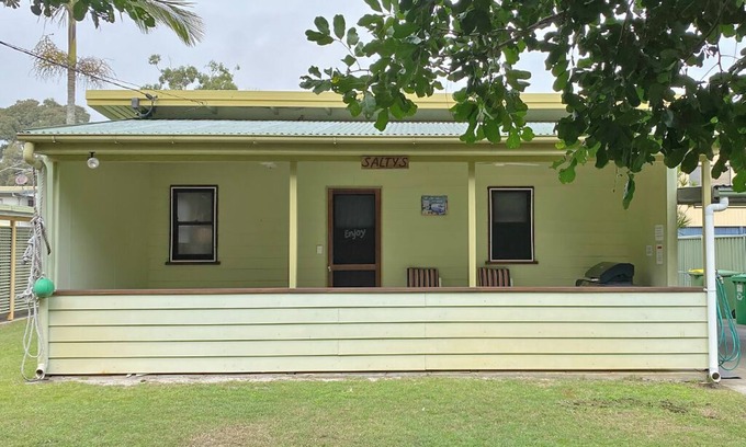 Amity Point House | Pet Friendly Bungalow in quiet Street