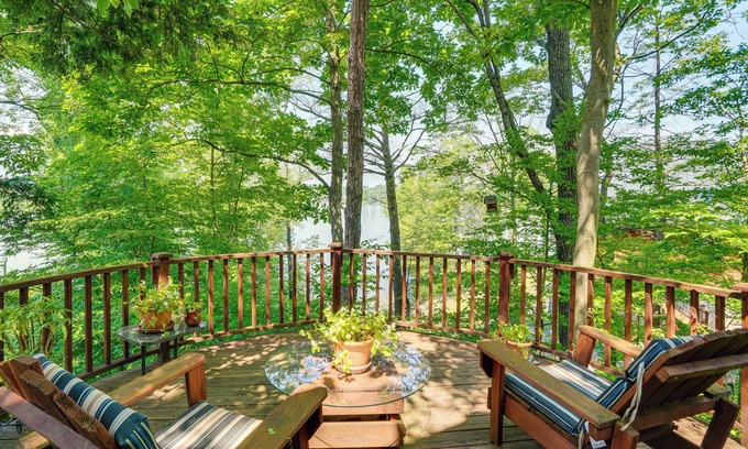 Athens Cabin | Pet-Friendly Cabin Overlooking Sleepy Hollow Lake