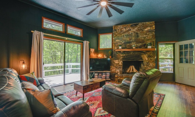 Almond Cabin | Pet-Friendly Cabin - 1 Mi From Fontana Lake!
