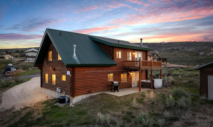 Sweetwater Apartment | Pet-Friendly Cabin | Hot Tub, Pool Table & Views
