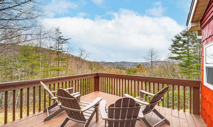 Purlear Cabin | Pet-Friendly Cabin w/Hot Tub in North Carolina!