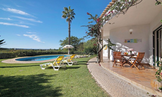 Cerro do Mocho Villa | Pet-friendly Casa do Barrocal with Pool & Wi-Fi