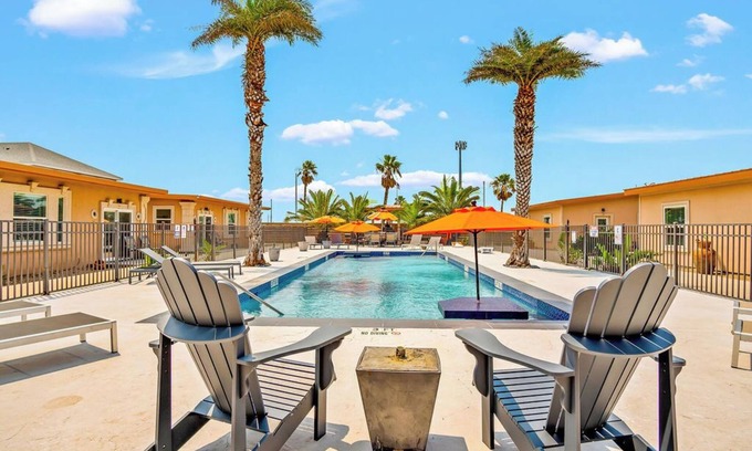 Port Aransas House | Pet Friendly Close to Beach Shadow Palm Villa 6