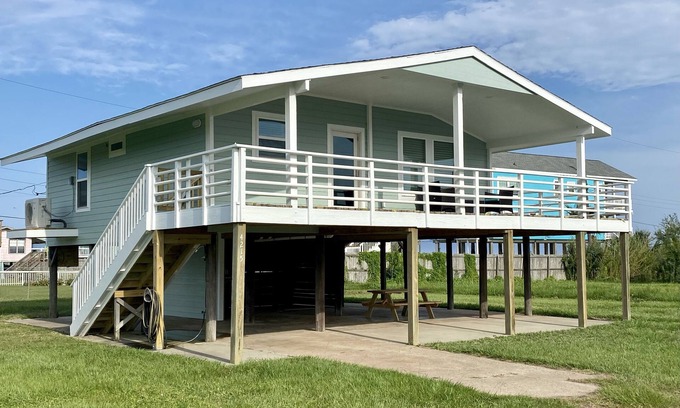 Galveston House | Pet Friendly Cottage - Gulf Views - 5 Min walk to Beach loop