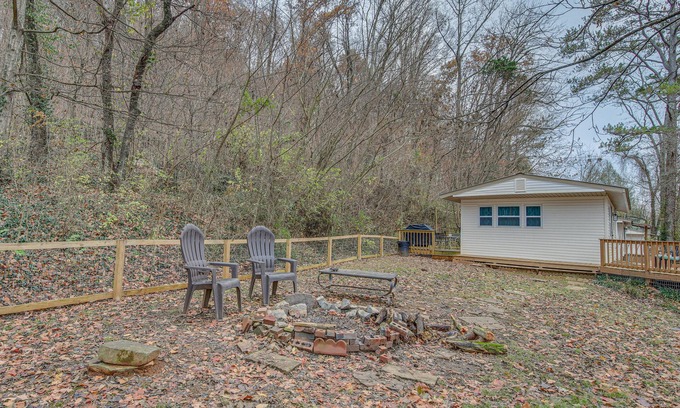 Ashley Oaks Cottage | Pet-Friendly Cottage ~ 8 Mi to Downtown Knoxville!