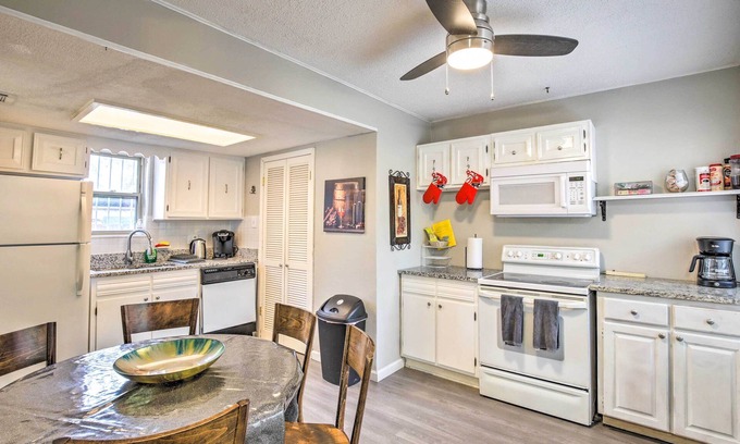 North Dallas House | Pet-Friendly Dallas Home w/Grill ~ 10 Mi to Dtwn!