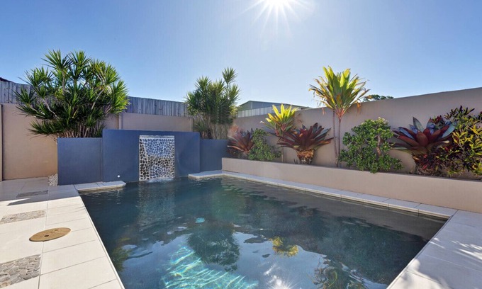 Caloundra West House | Pet friendly family home w pool