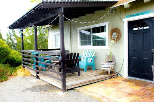 Rainbow CDP House | Pet Friendly Fantastic Cottage with Hot-tub in Rainbow, California