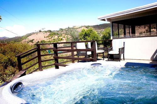 Rainbow CDP House | Pet Friendly Fantastic Secluded Cottage with Hot-tub in Rainbow, California