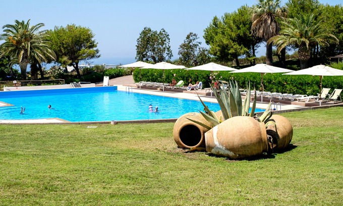 Vulcano Porto House | Pet-Friendly Holiday Home Lentia G4 with Pool, Tennis Court & Garden